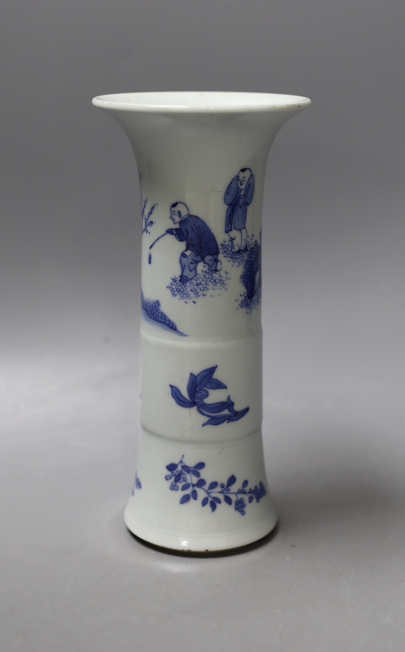 A Chinese blue and white gu vase. 21cm